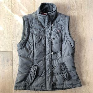 Hollister • gray puffer vest